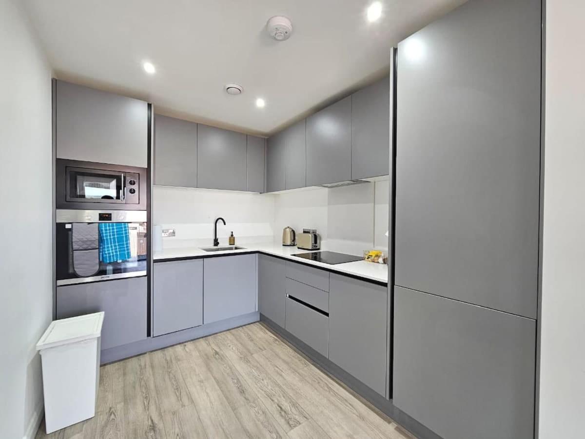 2 Bedroom Flat In Apartment *